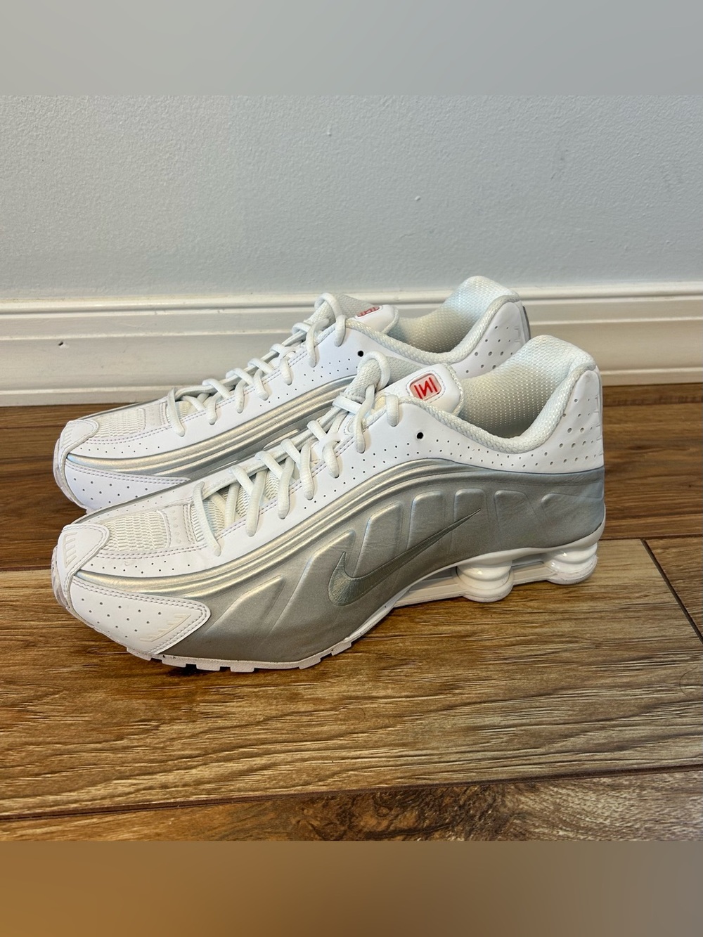 NEW Nike Shox R4 Sneakers Men's Size 11.5 White Metallic Silver HQ1988-101